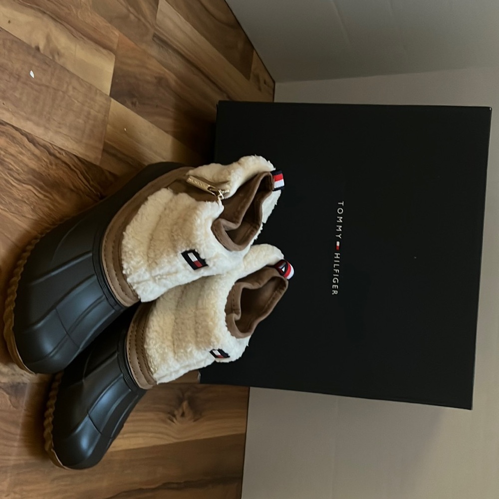 Tommy Hilfiger duck style boots